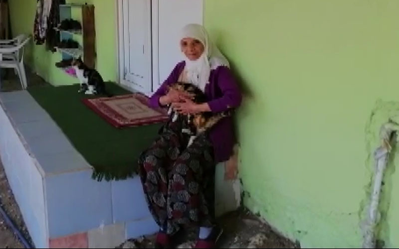 Yaşlı kadının kolundaki bileziği çekip almışlar