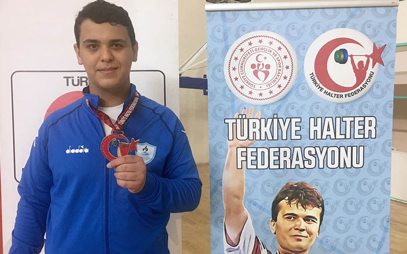 Pamukkale Belediyesporlu Çınlar, halterde Türkiye şampiyonu oldu
