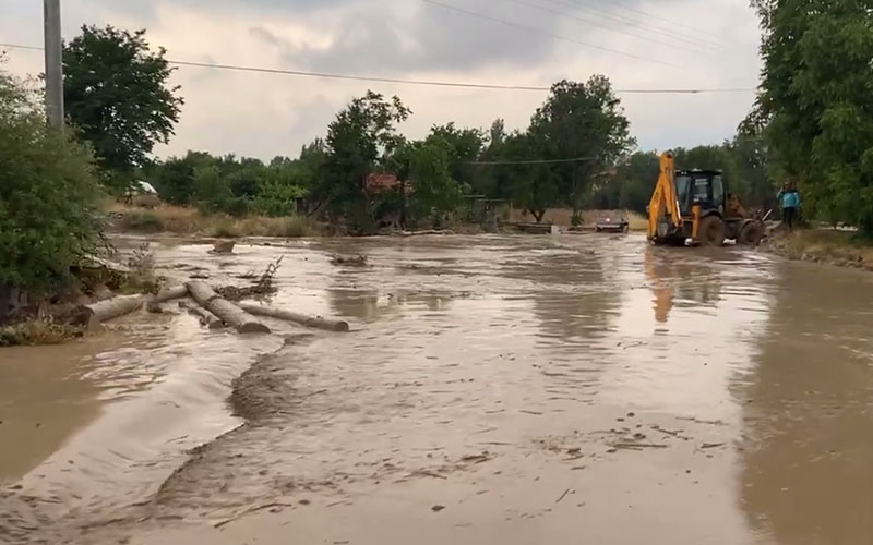 Sağanak yağışta dereler taştı, evleri su bastı