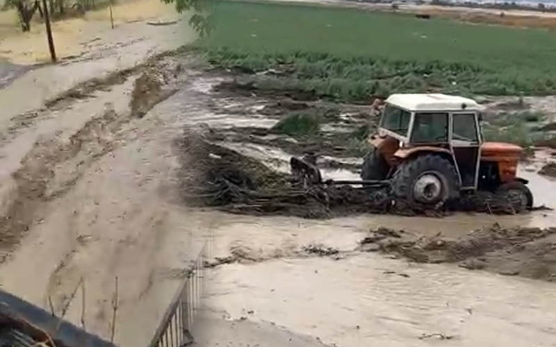 Sağanak yağış sonrası mahalleyi ve ekili alanları sel bastı