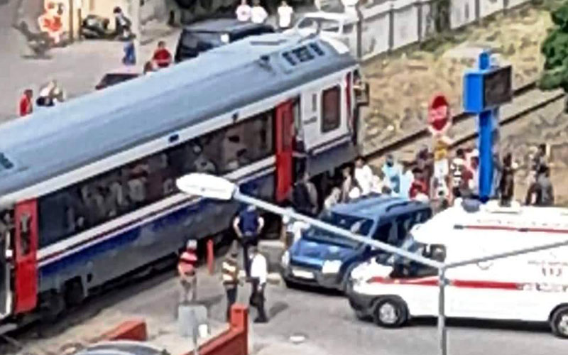 Denizli treni hemzemin geçitte ticari araca çarptı