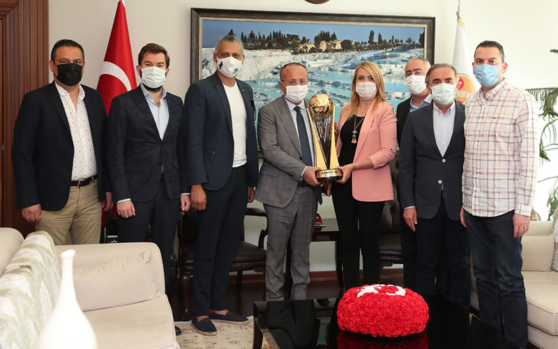 Denizli Basket’ten Vali Atik’e şampiyonluk kupasıyla ziyaret