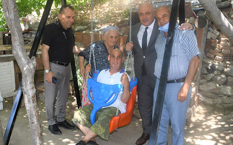 Buldan Belediyesi Mustafa için evinin bahçesine salıncak kurdu