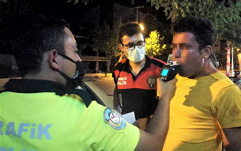 Polisin alkollü sürücüyle sınavı: Ciğerlerim yetmiyor abi