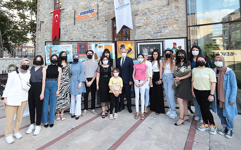 “Geçmişten Günümüze Sanat” sergisi ziyarete açıldı