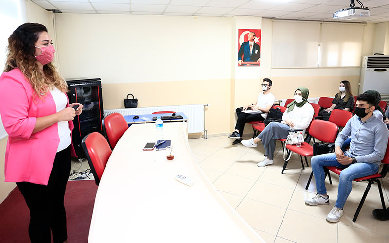 Gençlere yönelik diksiyon, sunuculuk ve spikerlik eğitimi