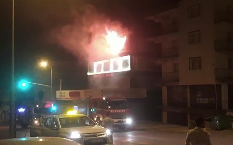 3 katlı mağazadan alevler yükseldi