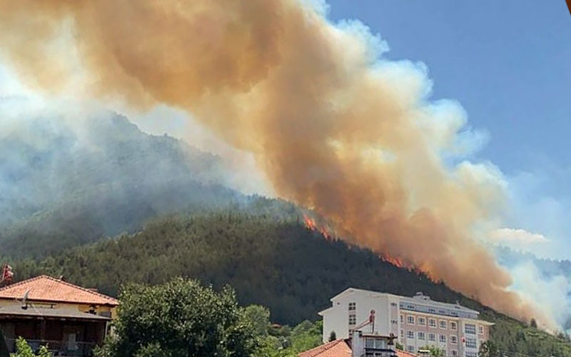 Orman yangınından yükselen dumanlar kentten görünüyor