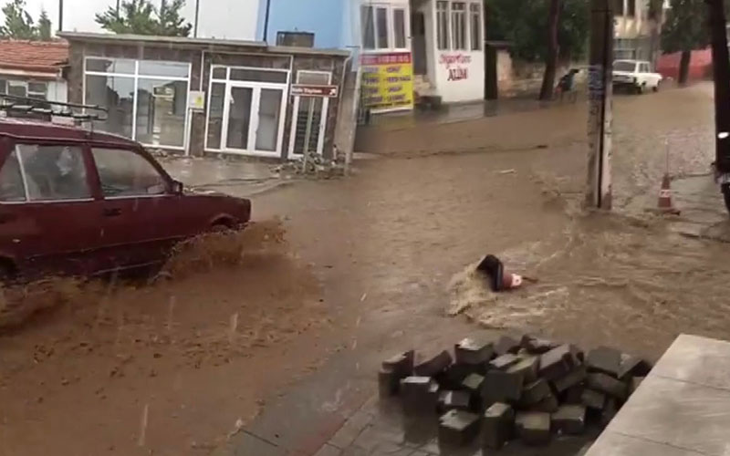 Yağmurun ardından sel ve su baskınları yaşandı
