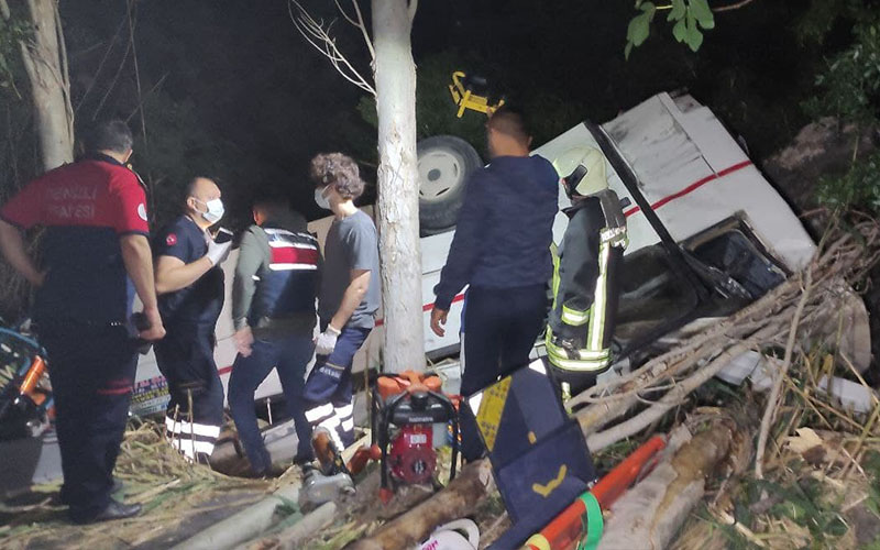 Midibüs park halindeki otomobile çarptı: 3 ölü, 5 yaralı