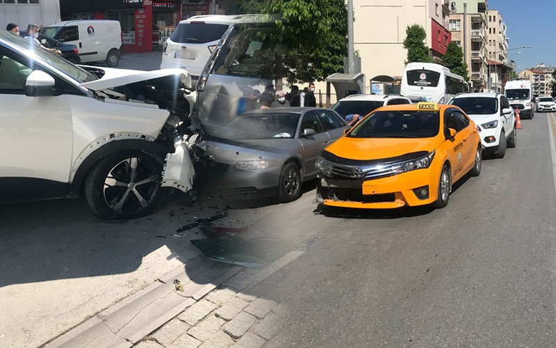 U dönüşü yapan araç zincirleme kazaya neden oldu