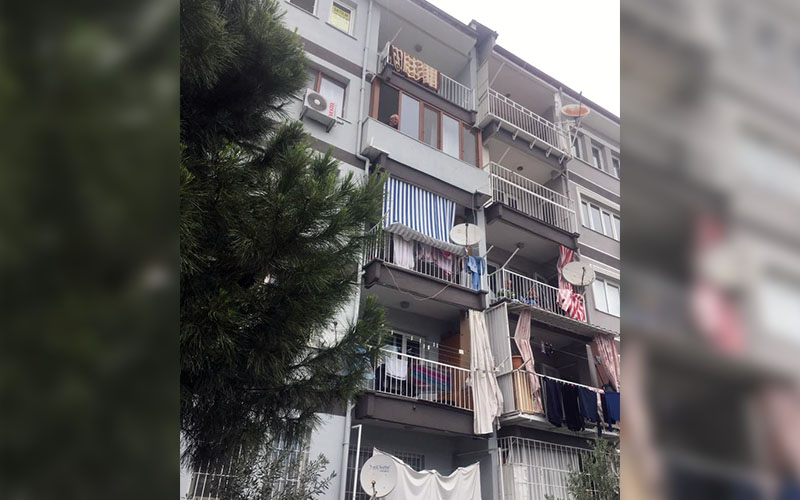 Oturduğu binanın 5. katından düştü