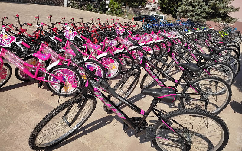 Kale’de 100 öğrenciye bisiklet hediye edildi