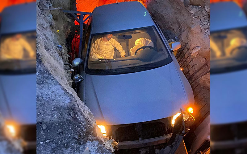 Sürücü otomobiliyle kanalizasyon çukuruna düştü