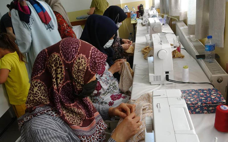 Yangın mağdurlarına giyecek dikiyor