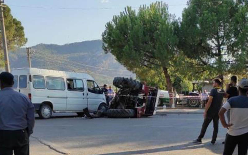 Minibüs ile çarpışan traktör devrildi