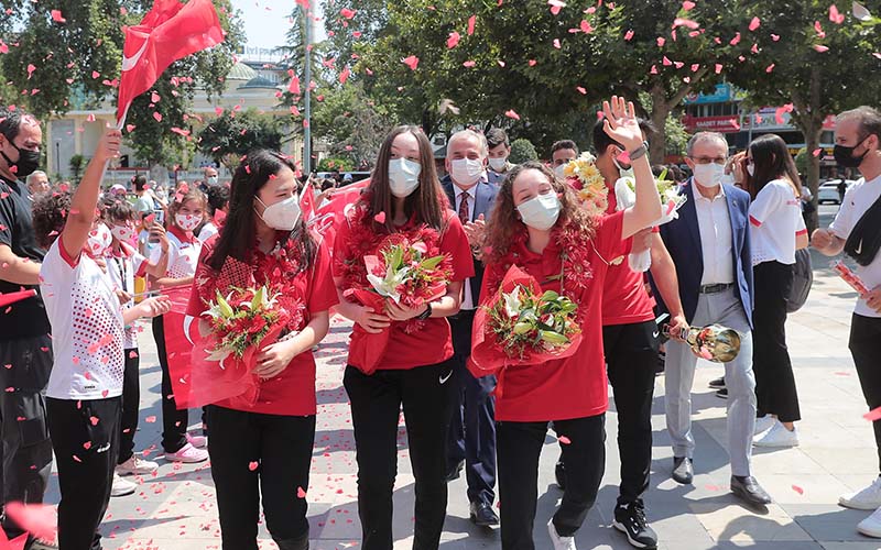 Avrupa’dan altın ve gümüş madalyayla dönen karateciler çiçeklerle karşılandı