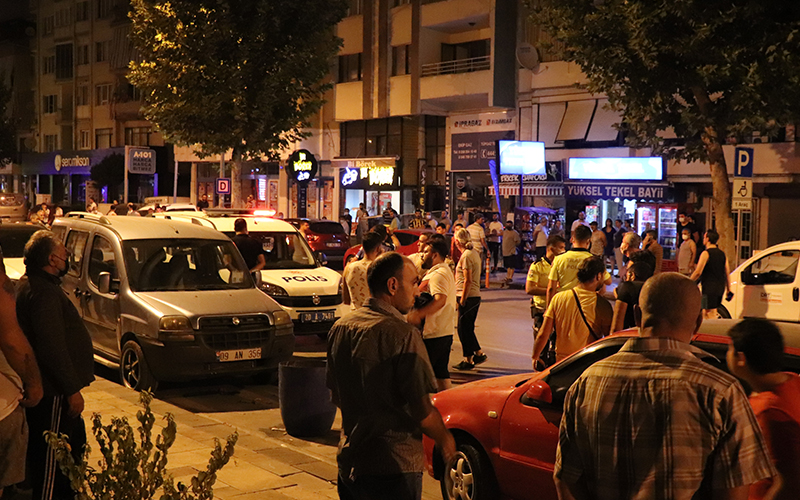 Park halindeki 8 aracın zarar gördüğü kaza sonrası bıçaklı kavga çıktı: 3 yaralı