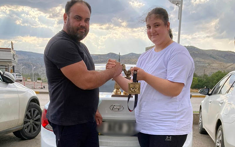 Rabiya, bilek güreşinde Türkiye şampiyonu oldu
