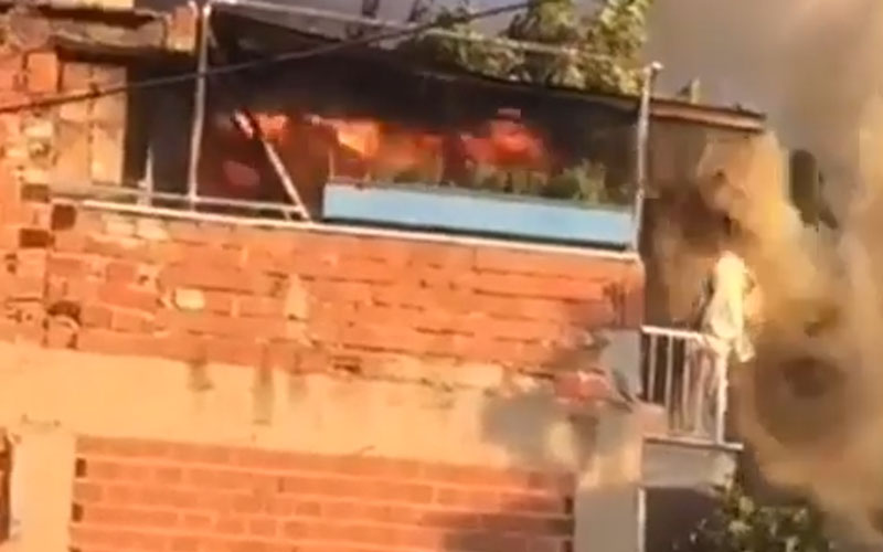 Binanın çatı katı alev alev yandı