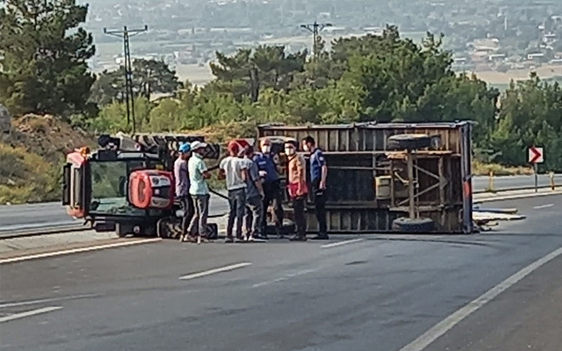 Traktör devrildi, römorkundaki 2 kişi yaralandı