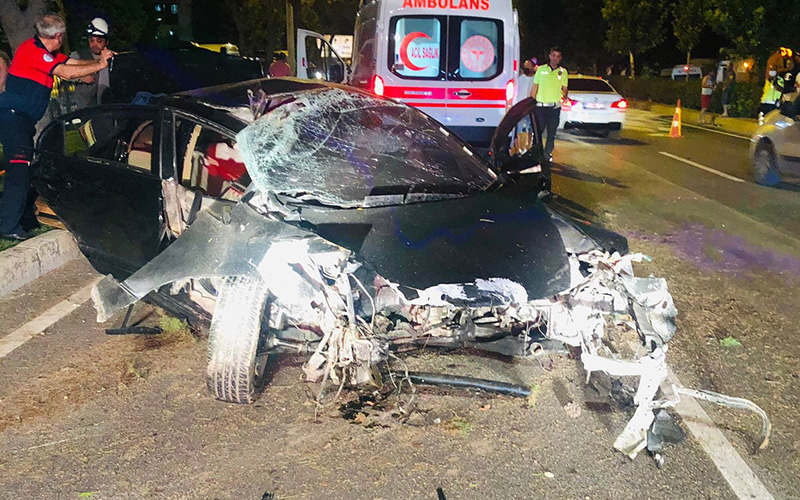 Kaza yapan aracın motoru metrelerce öteye fırladı, 2 kişi yaralandı