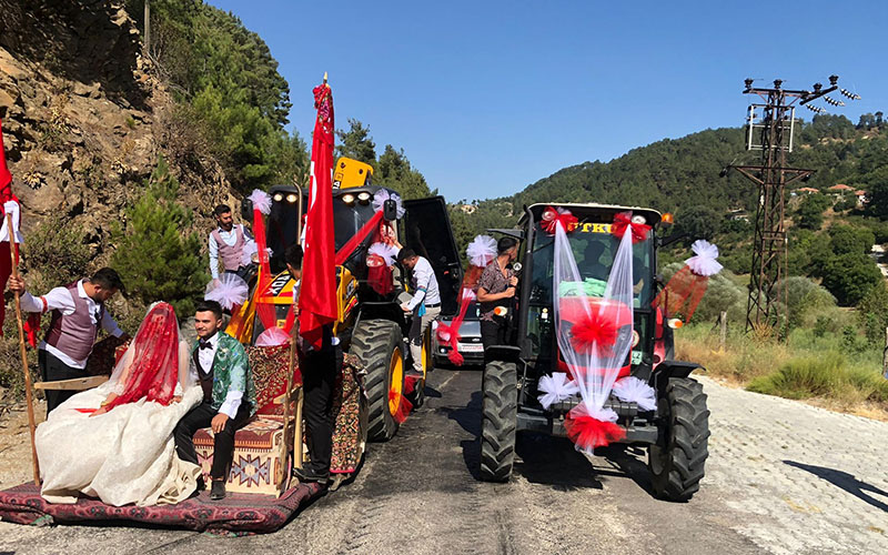 İş makinesi operatörü damat, gelin almaya kepçeyle gitti