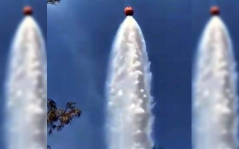 Yangında canlı yayın yaparken helikopterden boşaltılan suyla yıkandı