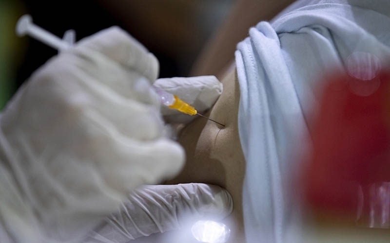 Sağlık çalışanları ve öncelikli gruplara dördüncü doz aşı hakkı