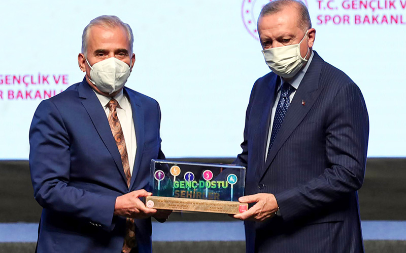 Denizli Büyükşehir Belediyesine “Genç Dostu Şehir” ödülü