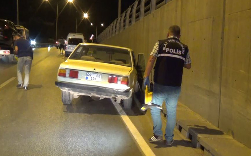 Seyir halindeki otomobile ateş açıldı, sürücü bariyerlere çarptı