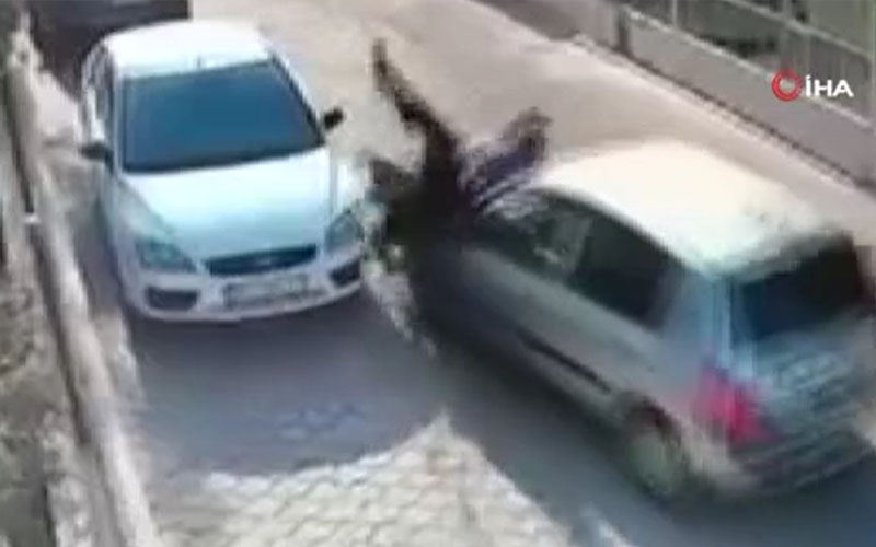 Otomobil yayalara çarptı: 2 yaralı