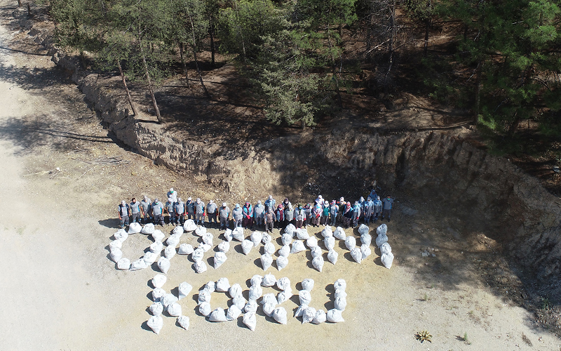 Pamukkale Belediyesi ekipleri atıklarla ormanı koru yazdı