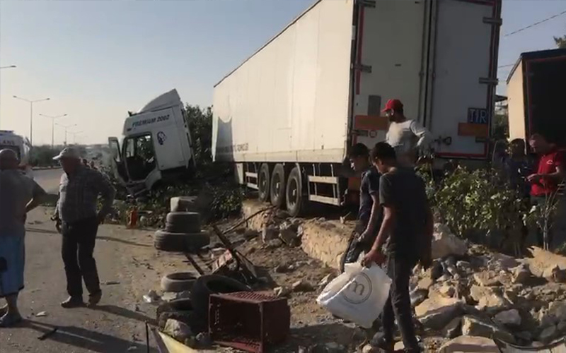 Freni boşalan tır dehşet anları yaşattı