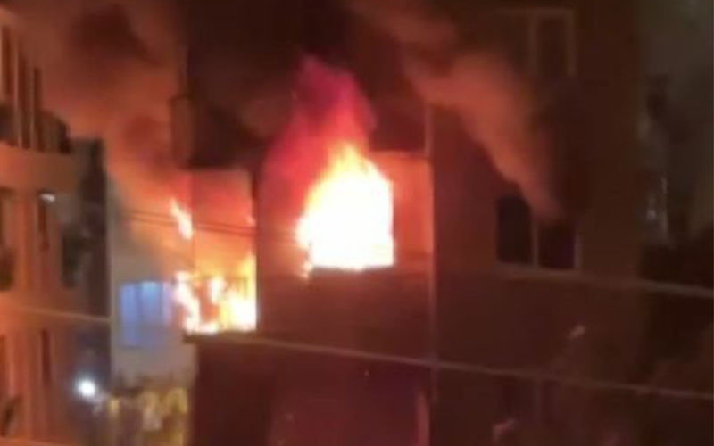 4 katlı apartmanda yangın çıktı, yaşlı kadın mahsur kaldı