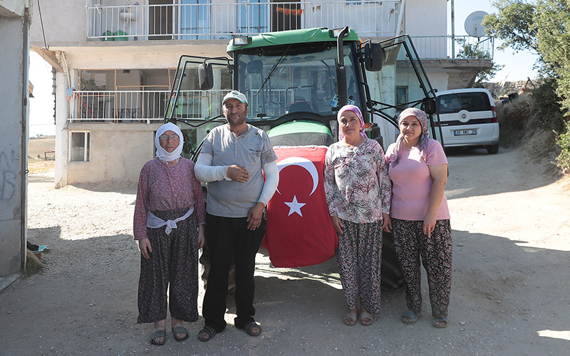 Fedakar çiftçi yeni traktörüne Büyükşehir Belediyesi ile kavuştu