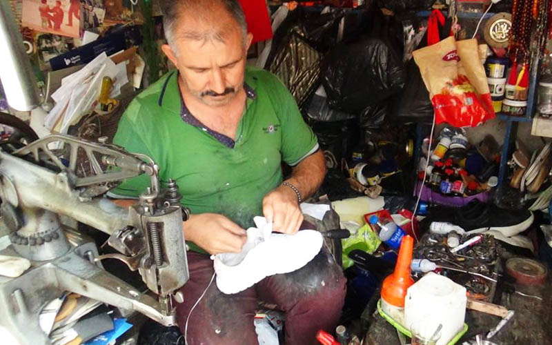 Ayakkabı tamircisinin 3 m²’lik dükkana sığan yaşamı