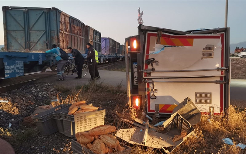 Denizli-Afyonkarahisar seferini yapan tren kamyonete çarptı