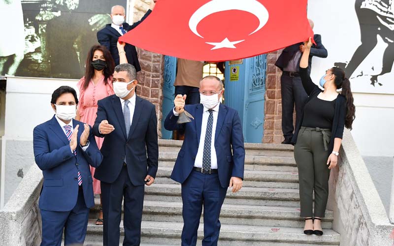 Okullar açıldı, ders zilini Vali Atik çaldı