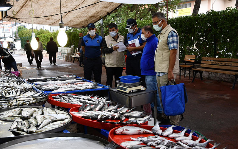 Buldan’da ekipler Balık Pazarı’nı denetlendi