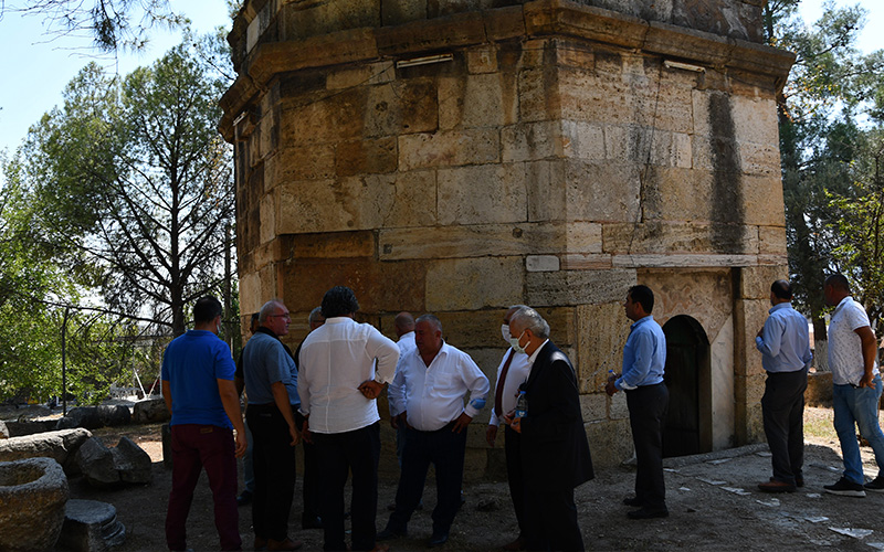 Emir Sultan Türbesi’nin restorasyonu için toplantı