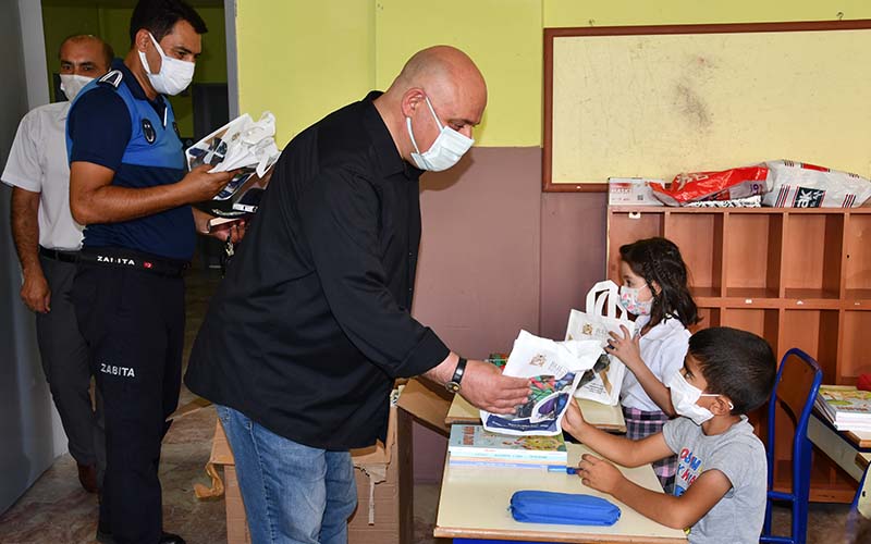 Şevik, okulları ziyaret edip kırtasiye malzemesi dağıttı