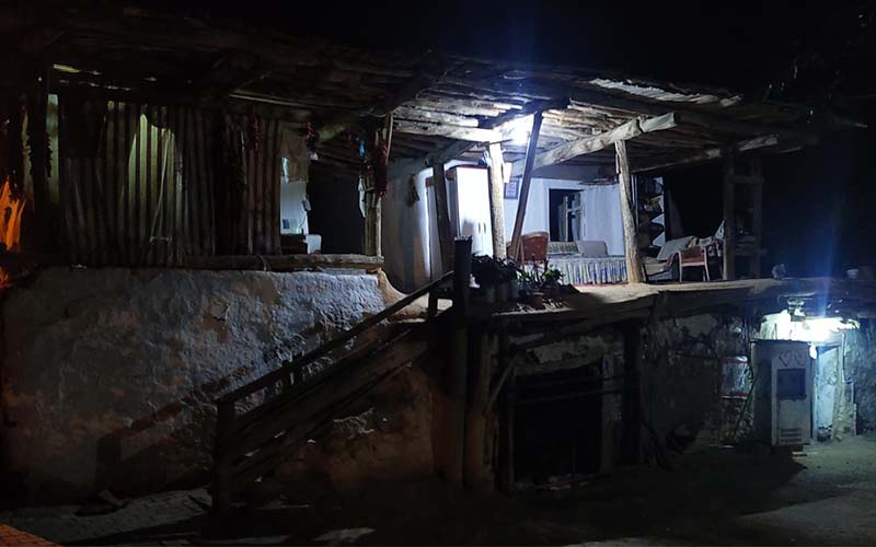 Depremde hasar gören ev boşaltıldı