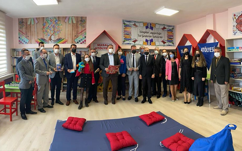 Eğitim kurumuna 5 bin kitaplık kütüphane