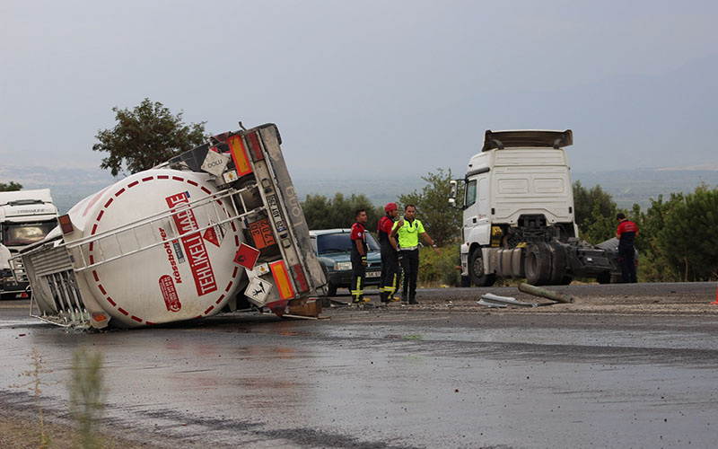 Tanker devrildi, akaryakıt yola aktı