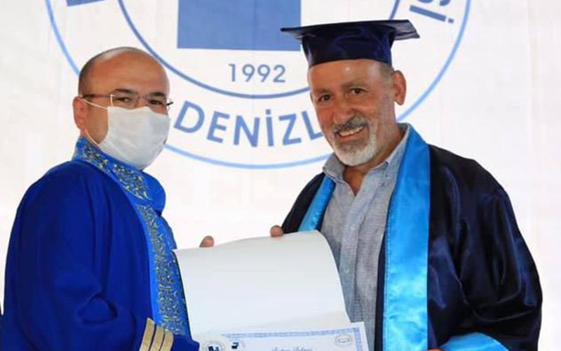 Emekli astsubay 63 yaşında üniversiteyi bitirdi