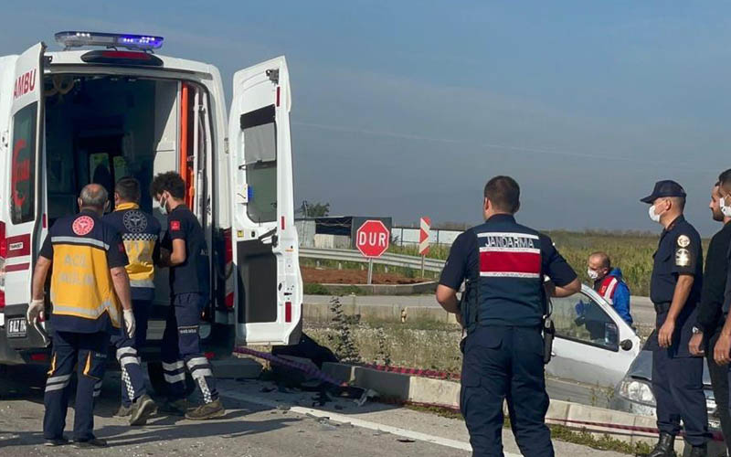 Kamyonet ile otomobil kavşakta çarpıştı: 2 yaralı