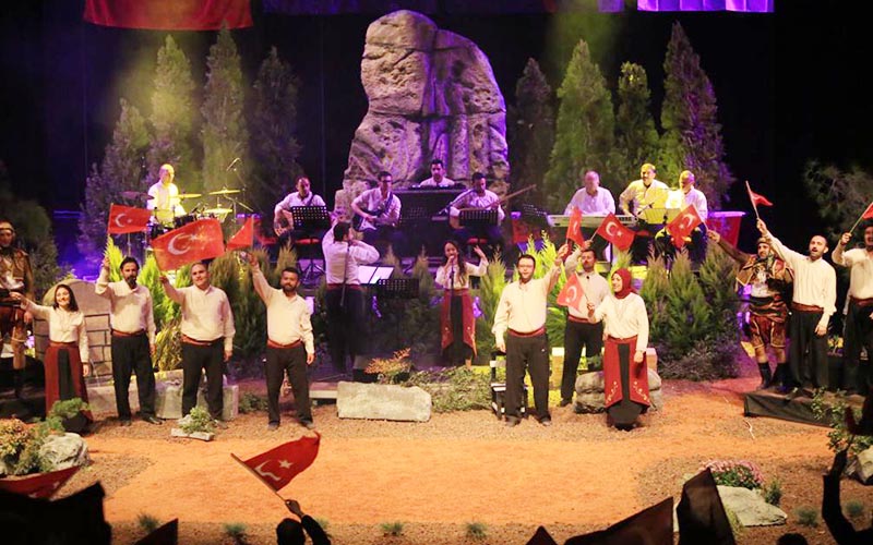Pamukkale Belediyesi çalışanları “İşgalden Cumhuriyete” adlı oyunu sahneledi