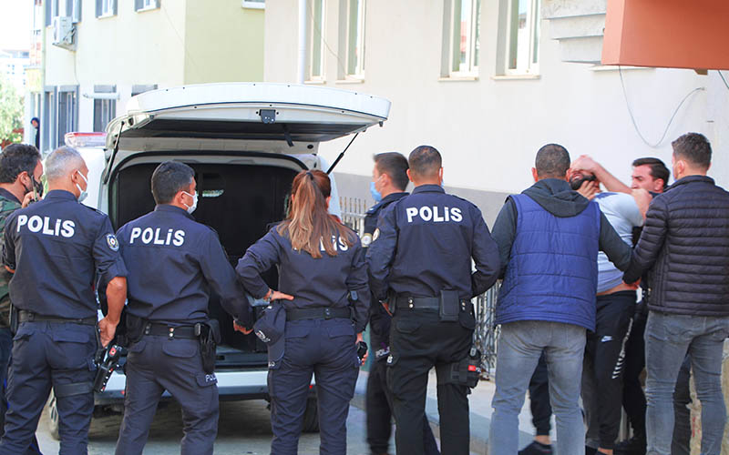 Hamile eşini ve çocuklarını tüfekle rehin aldı