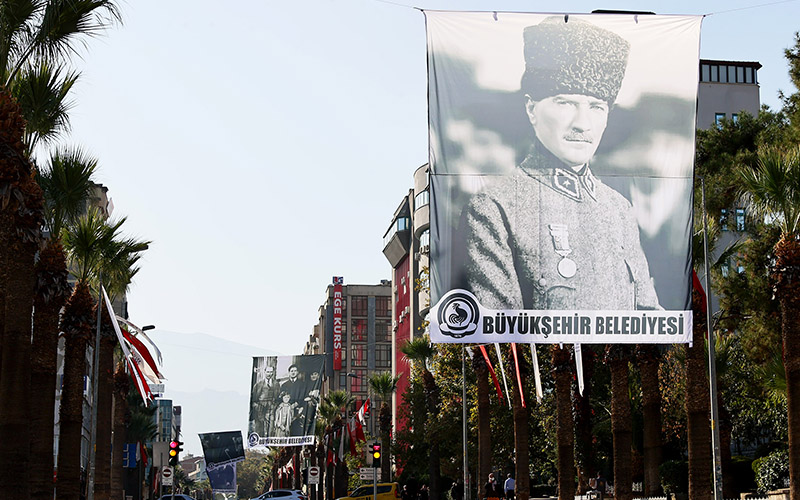 Gazi Mustafa Kemal Bulvarı, Atatürk posterleriyle donatıldı